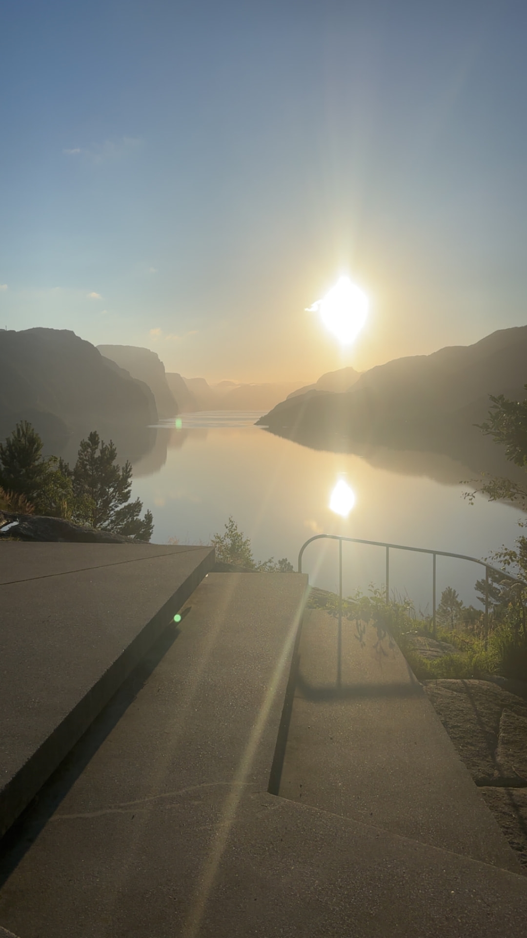 Lysefjorden i morgenlys — utsikt over fjorden fra høyden